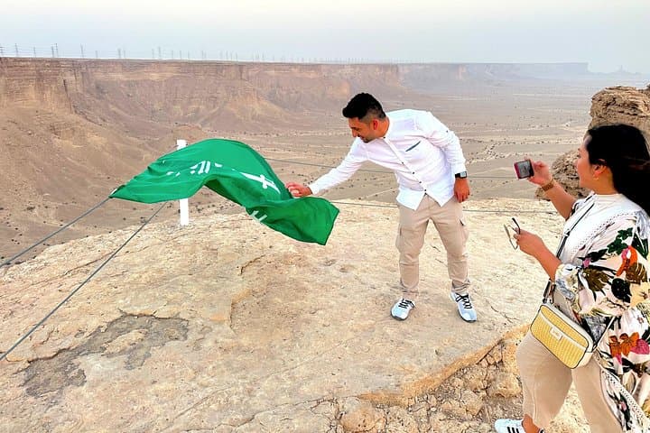 Express Edge of the World: 3-Hour Darb Al-Manjour Cliff & Desert Hike photo 2