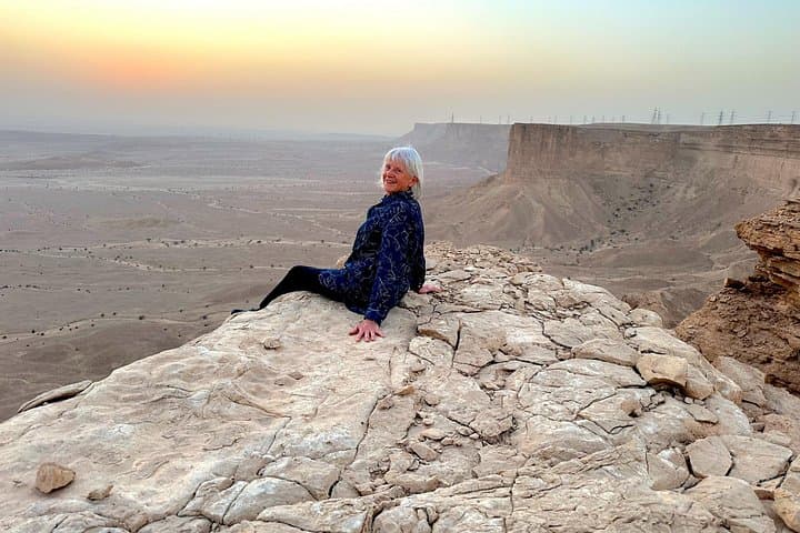 Express Edge of the World: 3-Hour Darb Al-Manjour Cliff & Desert Hike photo 1