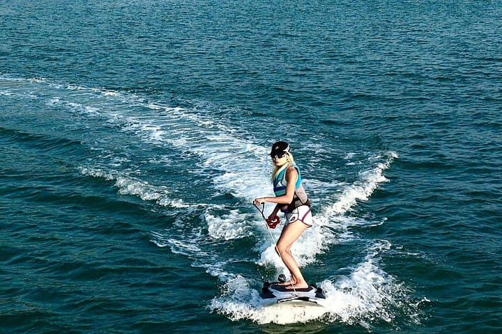 One-on-One Electric Surfboard Coaching in Sanya: Ride the Powered Wave photo 2