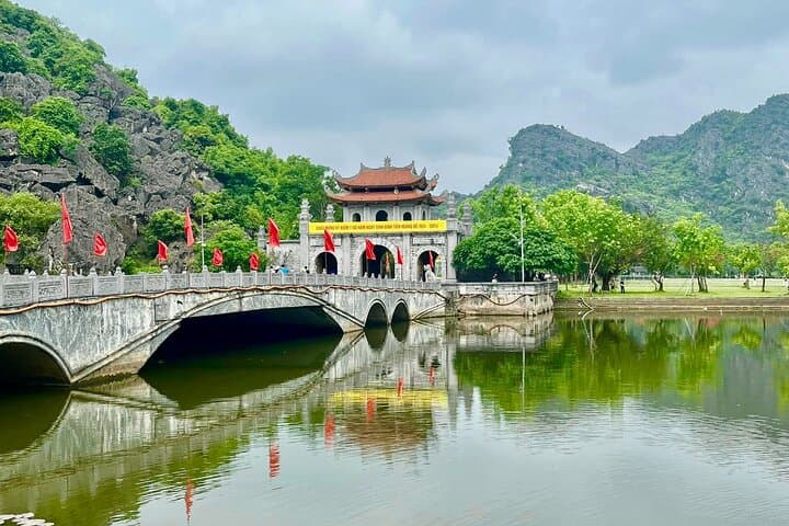 Luxury Day Trip from Hanoi to Hoa Lu & Tam Coc Boat Ride photo 3