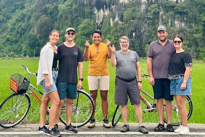 Luxury Day Trip from Hanoi to Hoa Lu & Tam Coc Boat Ride