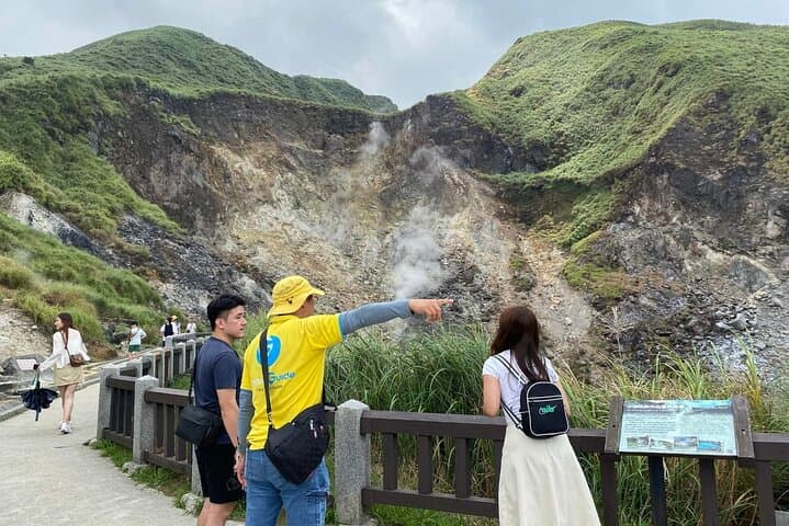 Yangmingshan & Beitou Day Tour: Xiaoyoukeng Fumaroles, Flower Clock & Hot Springs photo 6