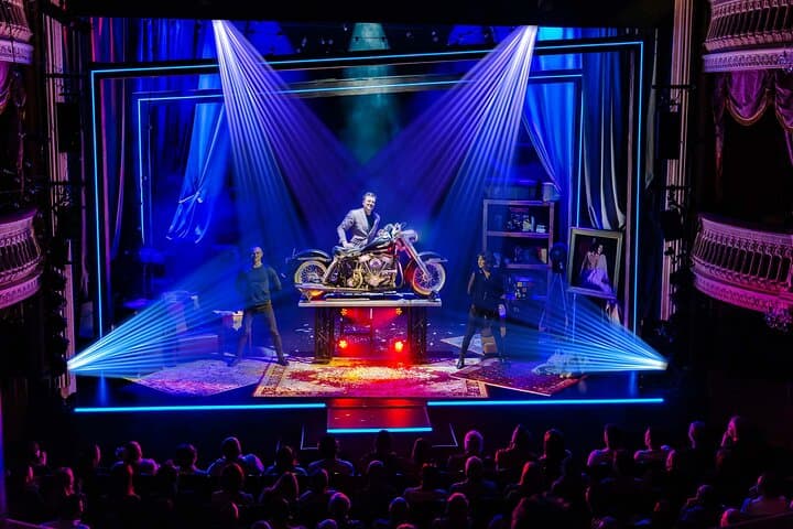 Jamie Allan's Amaze: Off-Broadway Illusion at New World Stages photo 2