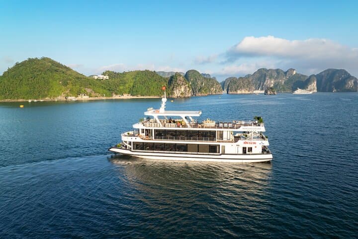 Luxury Ha Long Bay Cruise from Tuan Chau: Kayaking, Jacuzzi & Sunset Bioluminescence photo 2