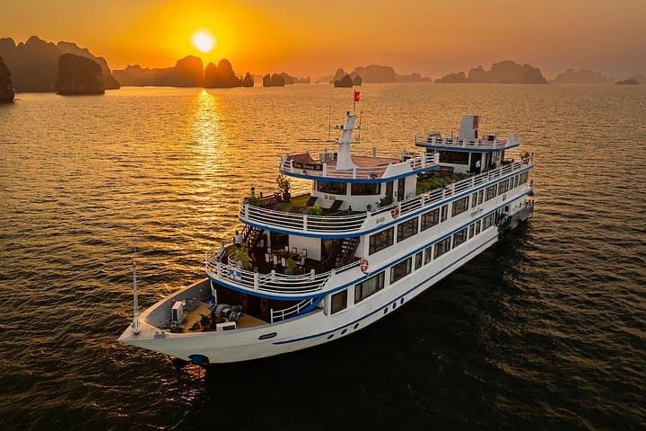 3-Day Bai Tu Long Bay Cruise: Kayaks, Caves & Quiet Karsts