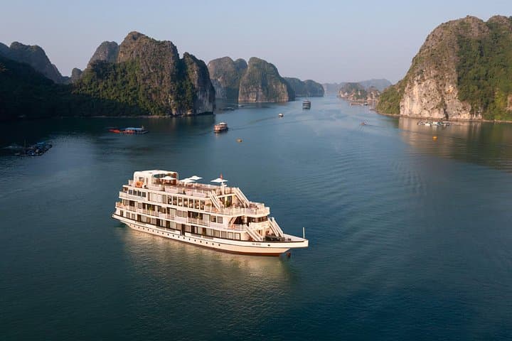 3-Day Deluxe Halong Bay Cruise: Kayaking, Caves & Lan Ha Bay