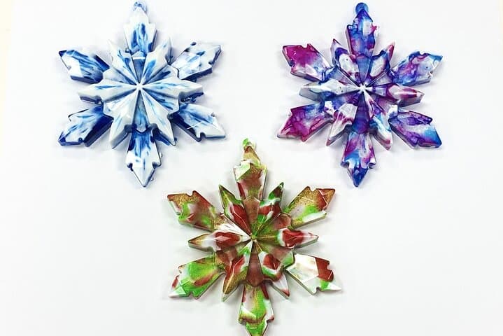 Fluid Art Christmas Ornaments Workshop in Fort Lauderdale — Paint-Pour Holiday Crafts photo 4