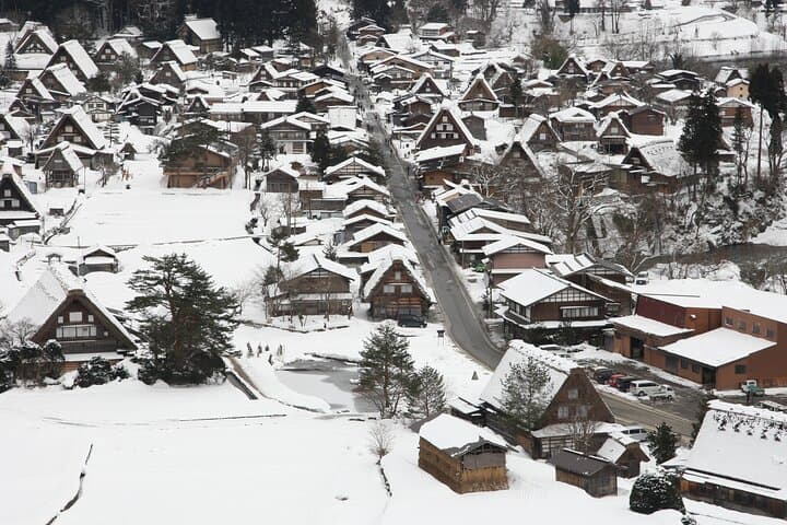 Kanazawa to Takayama Bus with 90-Minute Shirakawago Stop — Self-Guided Visit
