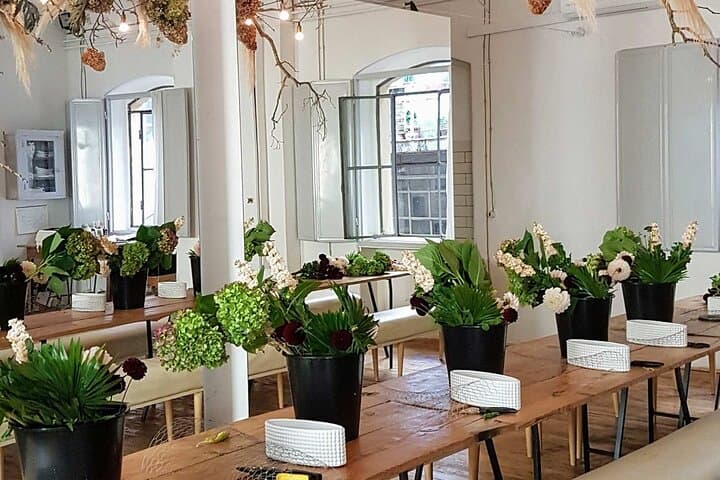 Flower Art Workshop in Rome with a Local Florist — 90-Minute Bouquet Class photo 5
