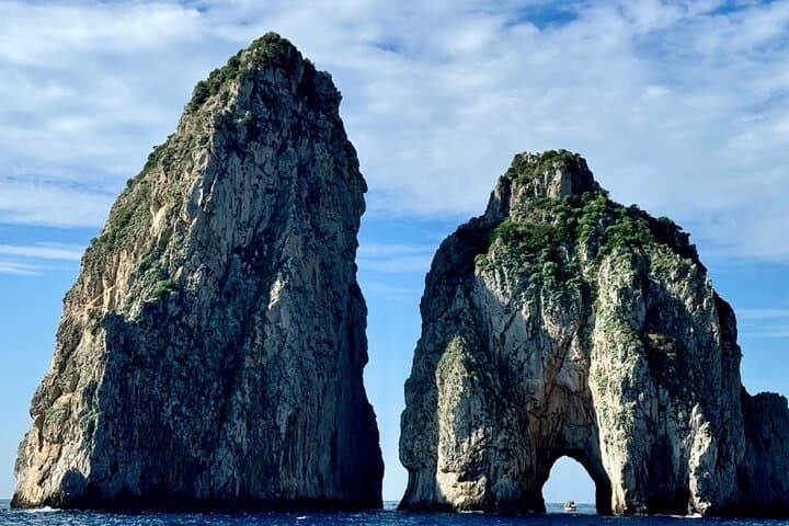 Capri Private Boat & Guided Island Tour — Full-Day No‑Stress Experience photo 2