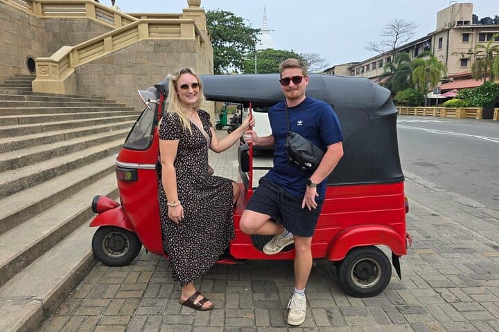 Colombo Tuk Tuk Heritage Tour: Temples, Colonial Landmarks & Tea Tastes