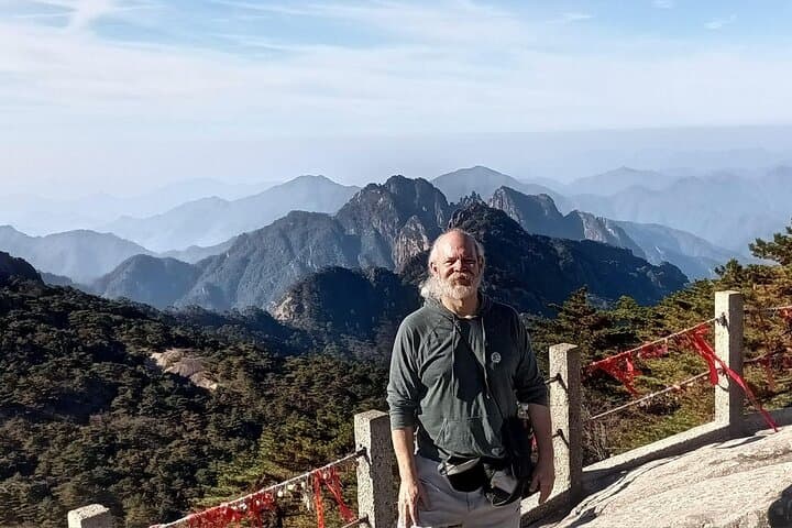 Huangshan Day Tour: Cable Car to White Goose Ridge, Ancient Villages & Qiyun Mountain photo 5