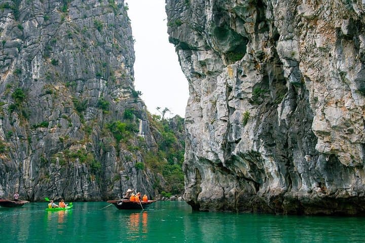 Halong Bay Shore Excursion: Best Day Cruise to Thien Cung & Dau Go Caves photo 2