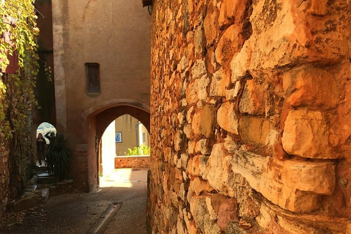 Private Luberon Villages Tour from Aix-en-Provence — Lourmarin, Roussillon & Gordes photo 3
