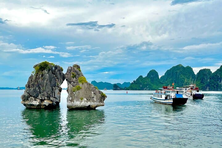 Halong Bay Half-Day Cruise: Kayaking, Thien Cung Cave & Lunch