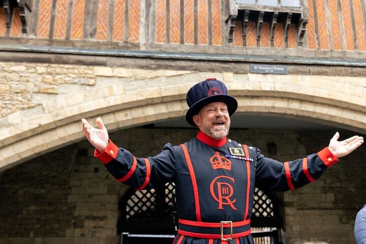London Super Saver: Changing of the Guard, Thames Cruise & Tower of London Beefeater Meet
