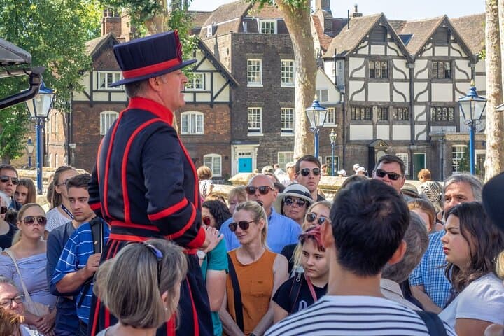 early-access-tower-of-london-crown-jewels-beefeater-opening-ceremony photo 1