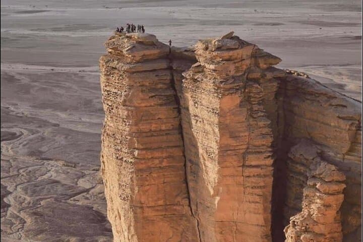 Edge of the World & Bat Cave: Guided 4x4 Sunset Tour from Riyadh