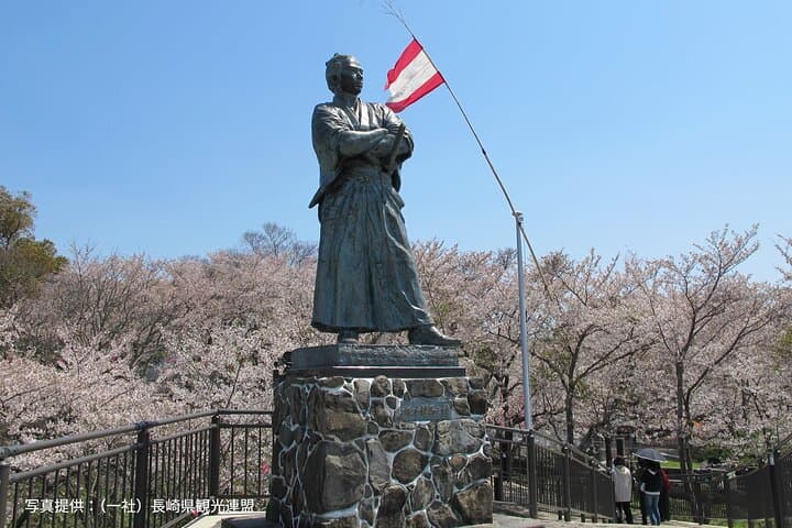 Nagasaki Cherry Blossom Hanami: Guided Spring Sakura Experience
