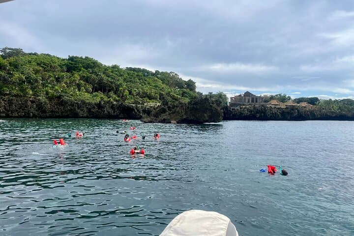 Private Snorkel and Beach Transfer to West Bay Roatán — Mesoamerican Reef Adventure photo 6