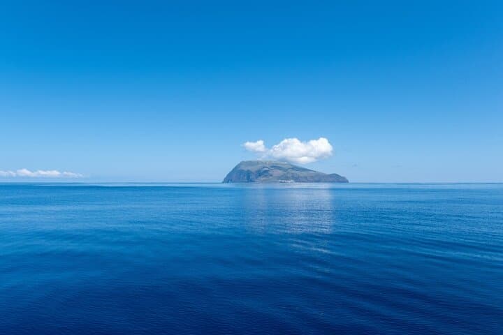 Corvo Complete Day Tour: Boat Transfers, Caldeirão & Village Guide photo 2