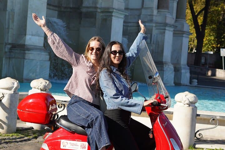 Roma Vespa Tour with Pro Photos and Hotel Pickup — Guided Scooter Sightseeing photo 1