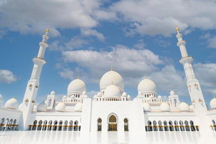 Inside Sheikh Zayed Grand Mosque: Guided Cultural Walking Tour in Abu Dhabi
