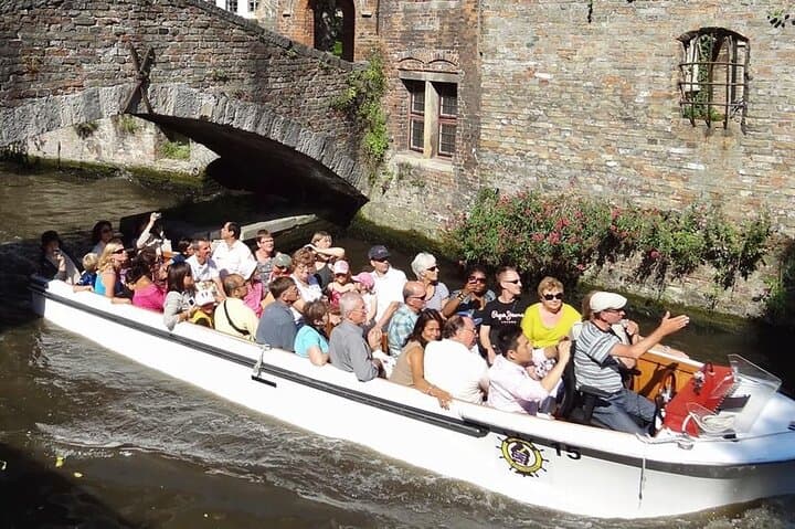 Bruges Guided Walking Tour with Canal Cruise & Chocolate Tasting
