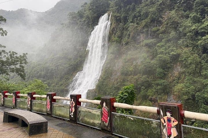 Day Trip to Neidong & Wulai: Forest Walk, Hot Spring Suite and Bitan Swan Boat photo 1