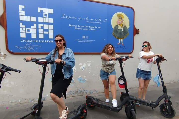 Lima Downtown Bike and Walking Tour: Essential Highlights for First-Time Visitors photo 2