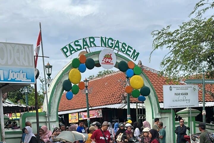 Yogyakarta Heritage Tour: Market Stalls, Sultan’s Palace & Batik Workshop photo 2