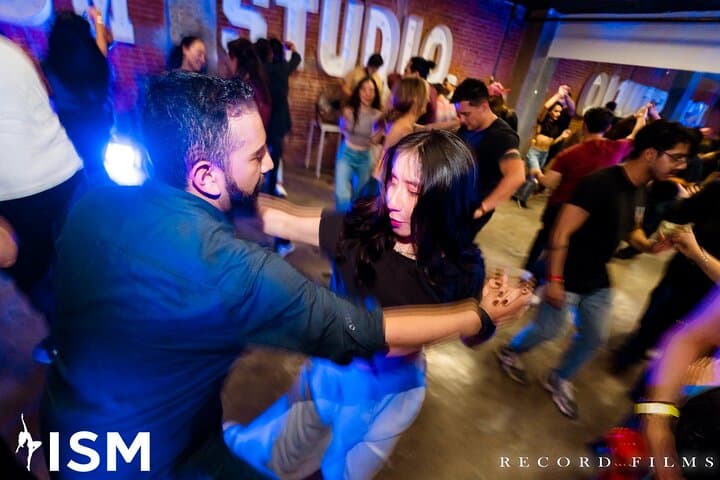 Learn Salsa & Bachata Near Paseo de la Reforma — 1‑Hour Beginner Class in Mexico City