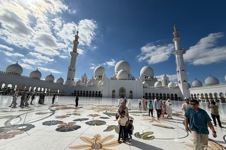 Abu Dhabi Sightseeing: Grand Mosque, Old Souk & Heritage Highlights