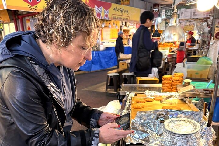 Seoul Local Vibes: Gwangjang Market Night Food Tour & Makgeolli Tasting photo 3