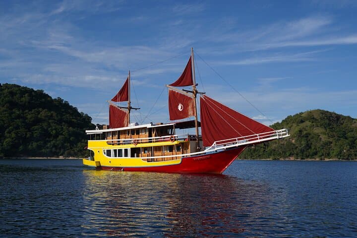 3-Day Komodo Dhow Cruise: Padar Hike, Pink Beach & Manta Snorkel