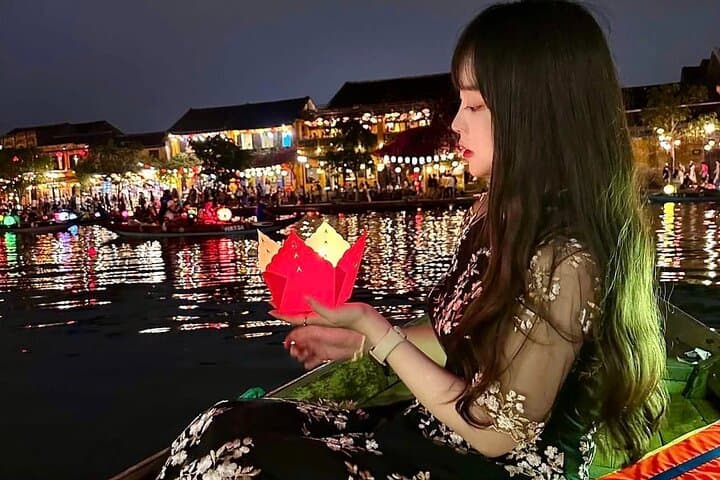 Hoi An Night Boat Ride and Lantern Release: Private Evening on the Hoai River photo 3