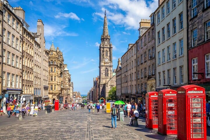 Edinburgh Old Town Walking Tour: Royal Mile, Greyfriars & Literary Sights
