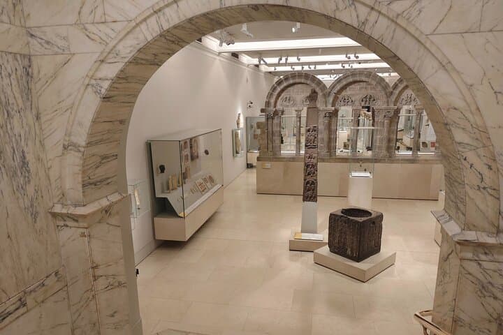 Private Victoria and Albert Museum Tour: Curated Art & Design Experience photo 6