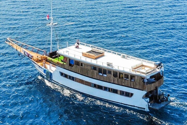 Komodo Islands 3-Day Deluxe Pinisi Sailing Trip from Labuan Bajo