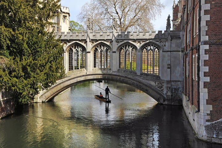 Self-Guided Cambridge Walking Tour: Explore Trinity, The Backs & Local Eats