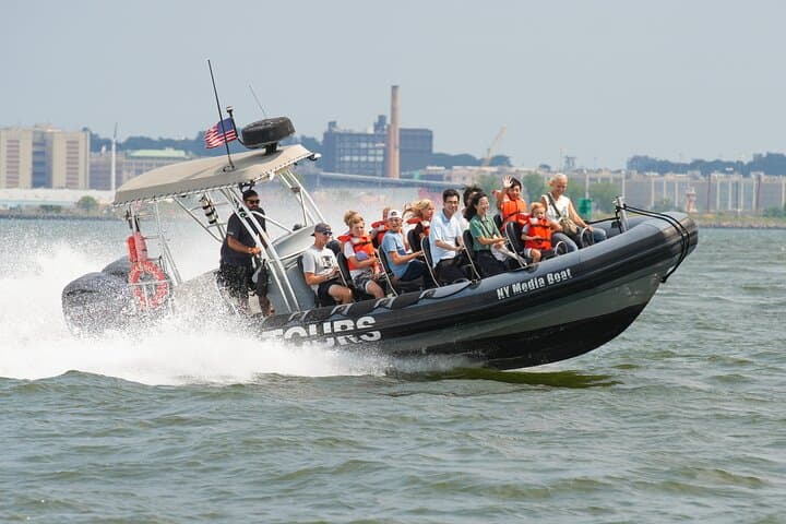 Private Manhattan Speedboat Tour: NYC Harbor Photo Charter