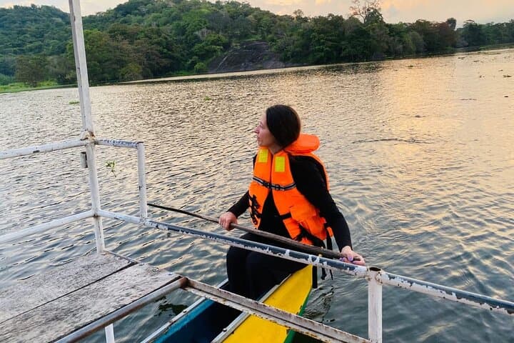 Sunrise Sorabora Lake: Boat Ride, Trek and Lakeside Breakfast in Uva Province