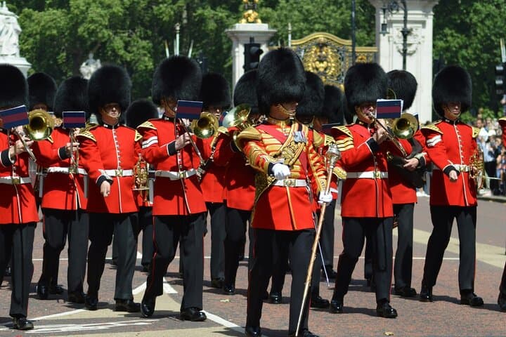 Buckingham Palace Changing of the Guard Walking Tour: Front-Row Royal Ceremony Experience