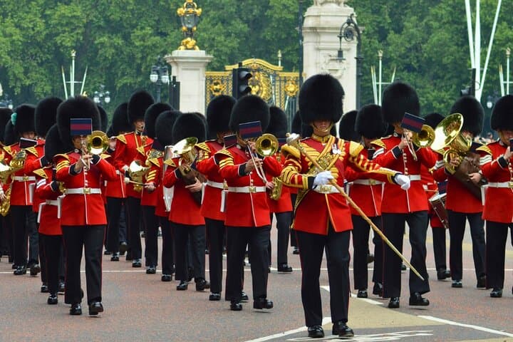 Front Row at Buckingham Palace: Changing of the Guard Small-Group Walking Tour