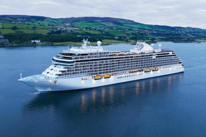 From Greencastle Harbour to Derry: Full-Day Guided Tour for Cruise Ship Visitors photo 1