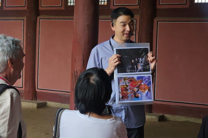 Northern Seoul Walking Tour: Gyeongbokgung Palace, Bukchon Hanok Village & Gwangjang Market photo 4