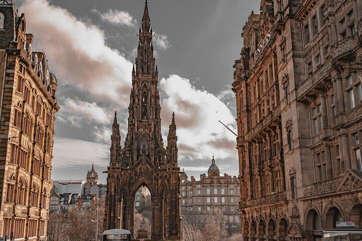 Self-Guided Edinburgh Walking Tour — Explore the Royal Mile & Castle by Mobile App