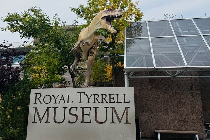 Drumheller Hoodoos & Royal Tyrrell Museum Private Day Tour from Calgary