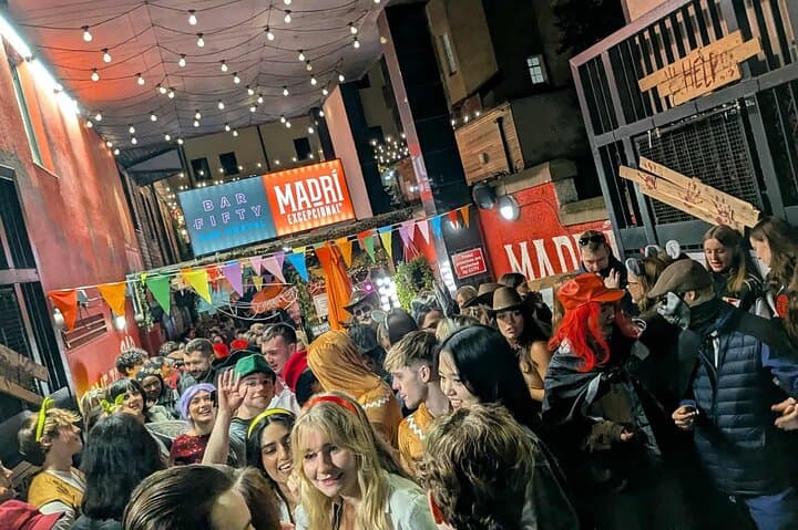 Edinburgh Pub Crawl: 7-Bar Night Through Old Town