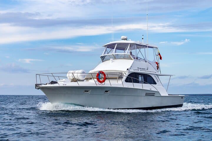 Day Cruise & Snorkel: Galapagos Daily Tour Aboard M/Y Galaxy